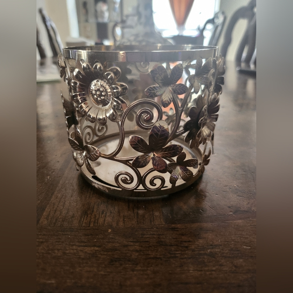 Bath & Body Works 3D Flowers Daisies Gold Tone 3 Wick Candle Holder NEW